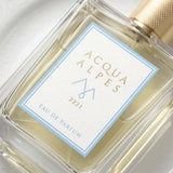 Acqua Alpes 2221 Eau de Parfum – Etikett im Makro mit Alpen-Signet und Duftnummer 2221