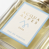 Acqua Alpes 2334 Eau de Parfum – Etikett im Makro mit Alpen-Signet und Duftnummer 2334