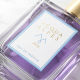 Acqua Alpes 2558 Eau de Parfum – Etikett im Makro mit Alpen-Signet und Duftnummer 2558