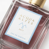 Acqua Alpes 2677 Eau de Parfum – Etikett im Makro mit Alpen-Signet und Duftnummer 2677
