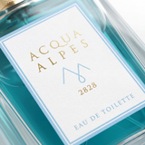Acqua Alpes 2828 Eau de Toilette – Etikett im Makro mit Alpen-Signet und Duftnummer 2828